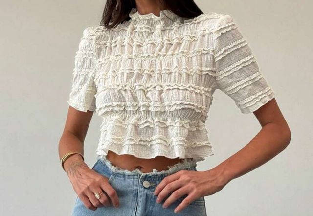 Camiseta elegante con volantes