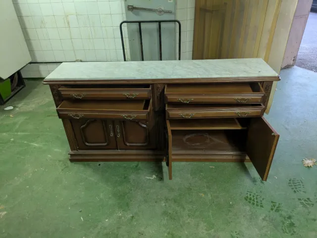 Mueble de madera con tapa de mármol