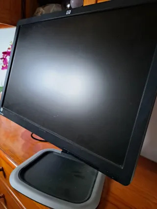Monitor HP L2245w con pie elevable