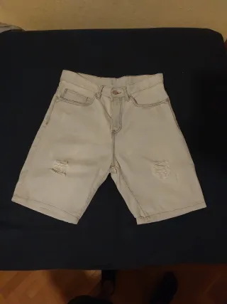 Pantalones cortos vaqueros desgastados