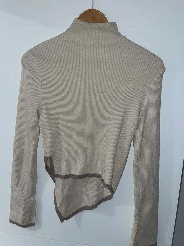 Camiseta asimétrica cuello alto beige