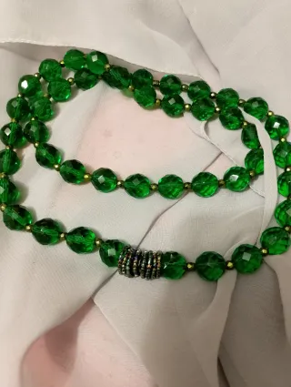 Collana lunga vintage in  vetro sfaccettato verde