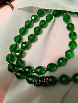 Collana lunga vintage in  vetro sfaccettato verde