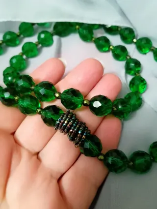 Collana lunga vintage in  vetro sfaccettato verde