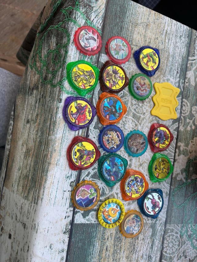 Tazos Pokémon y Invizimals.