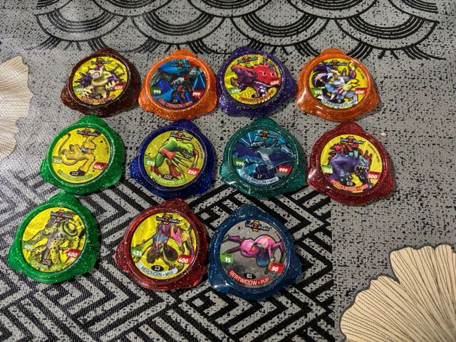 Tazos Pokémon y Invizimals.