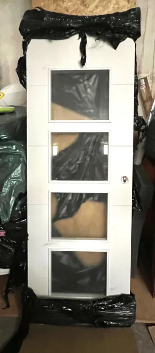 Puerta corredera blanca lacada con cristal