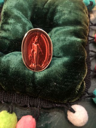 Sortija grande con figura religiosa