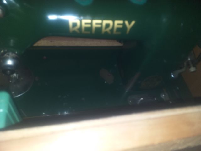 Máquina de coser REFREY