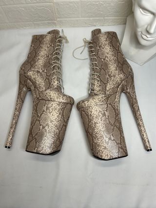 NUOVI stivali con plateau taglia 40 