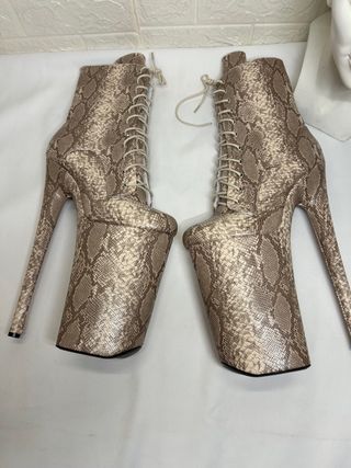 NUOVI stivali con plateau taglia 40 