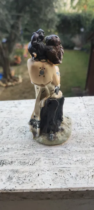 Statuetta Les Alpes donna con civetta