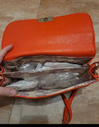 Bolso rojo con detalles perforados