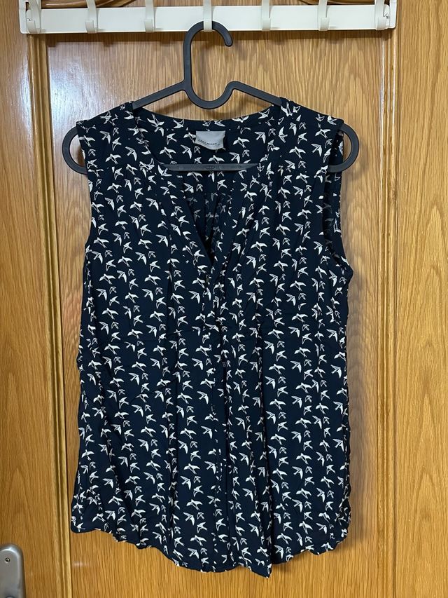 Blusa sin mangas azul con pájaros M