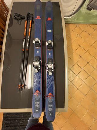 Esquís Salomon QST 99 con fijaciones Atomic