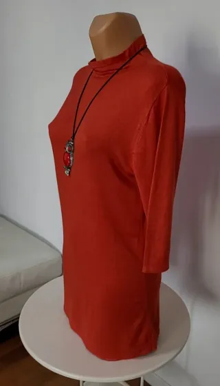 Jersey fino cuello alto rojo