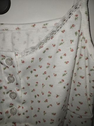 Top floral blanco con encaje