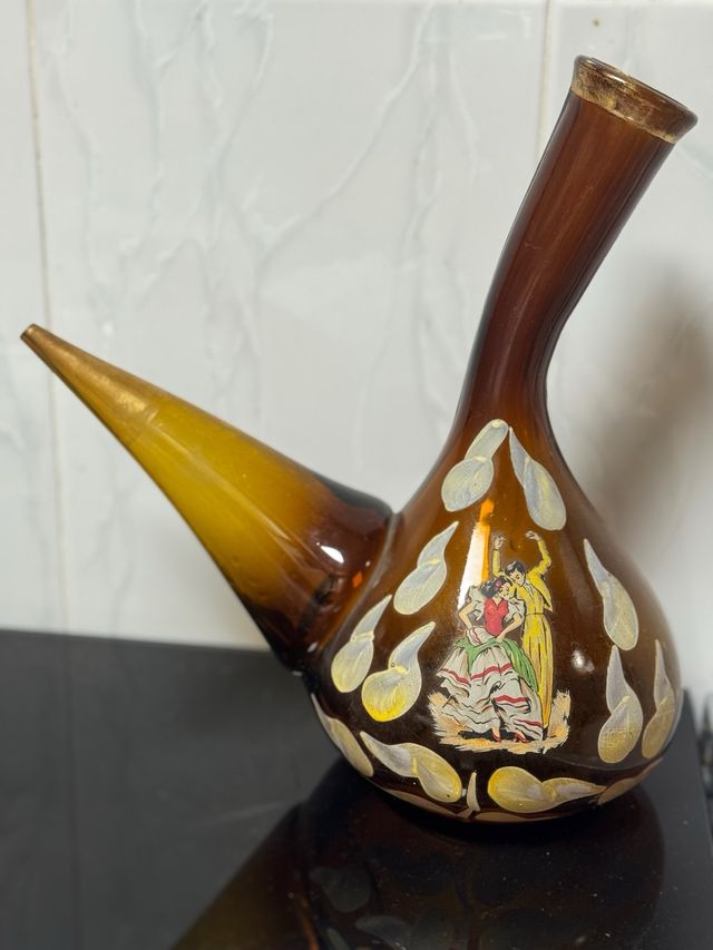 Botijo decorado con bailarines
