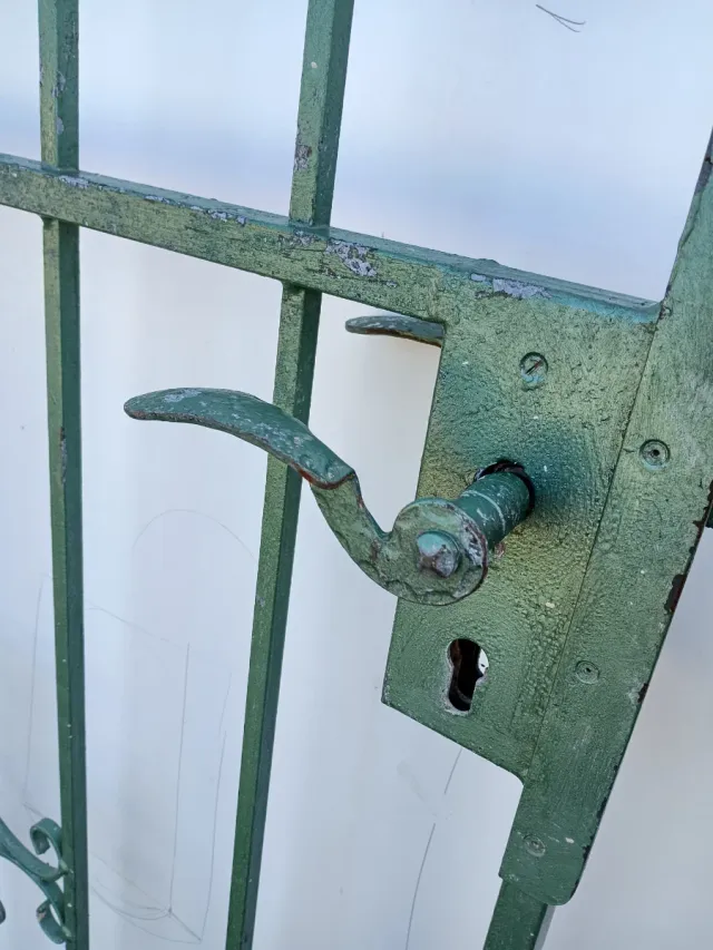 Puerta de hierro forjado con arco..