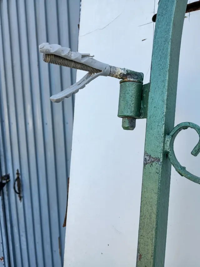 Puerta de hierro forjado con arco..