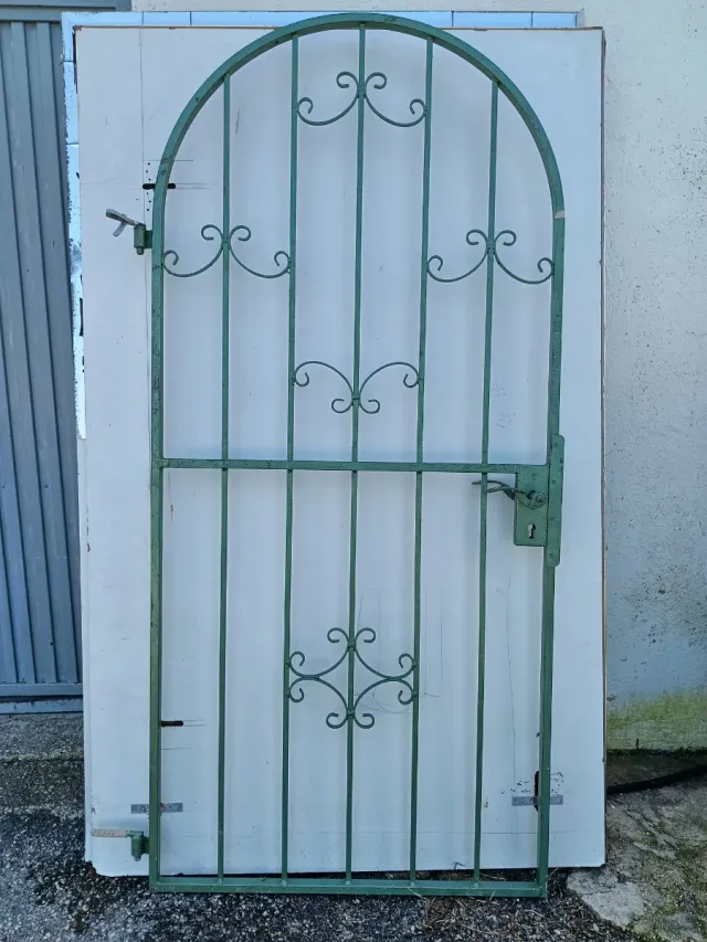 Puerta de hierro forjado con arco..