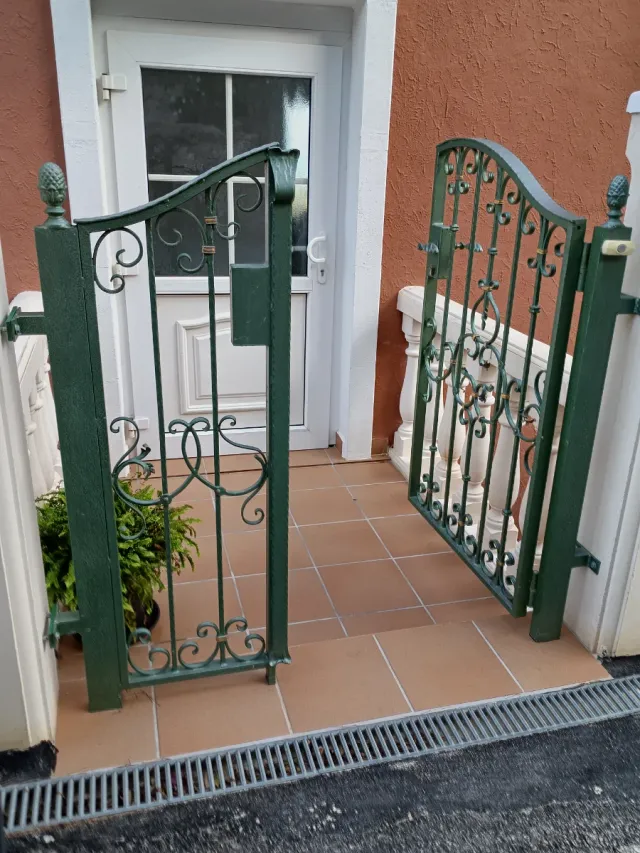 Puerta de hierro forjado verde