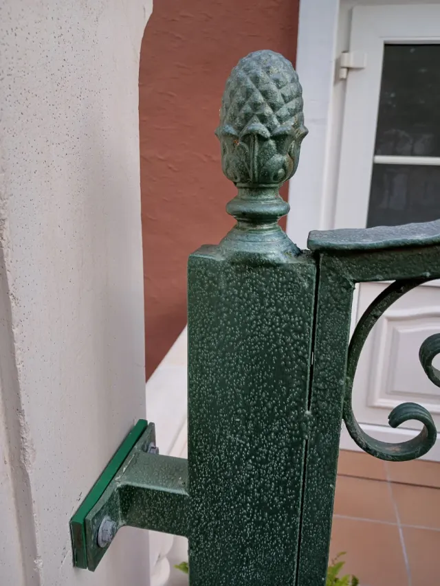 Puerta de hierro forjado verde