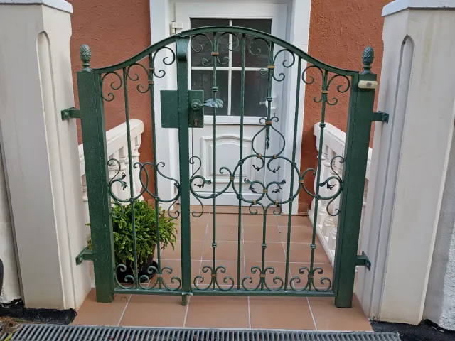 Puerta de hierro forjado verde