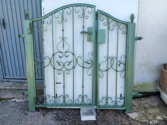 Puerta de hierro forjado verde