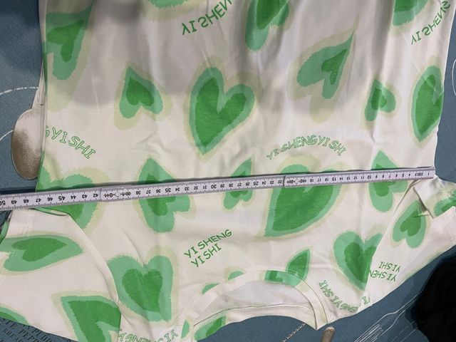 T-shirt bambina con cuori verdi