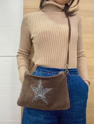 Bolso de ante gris oscuro con estrella plateada