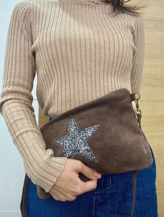 Bolso de ante gris oscuro con estrella plateada