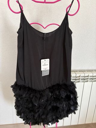 Vestido negro Stradivarius con plumas