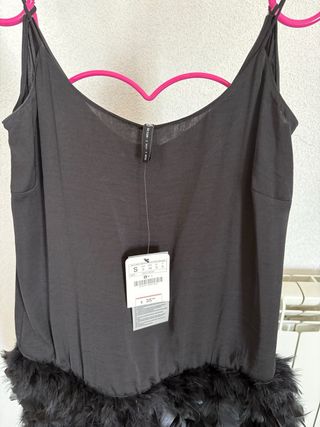Vestido negro Stradivarius con plumas