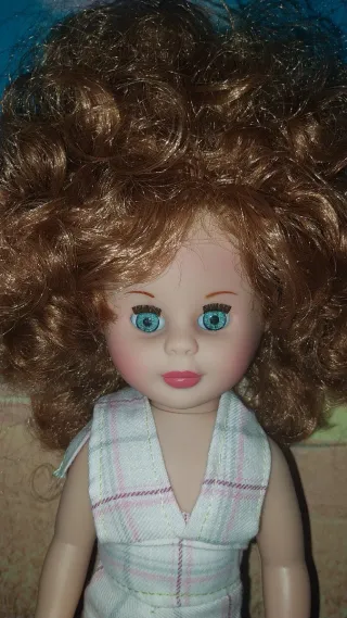 Muñeca Kika pelo rizado