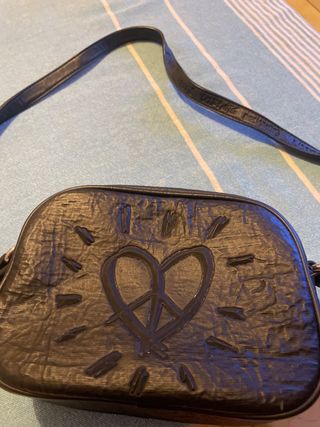 Bolso pequeño negro con corazón y símbolo de la pa