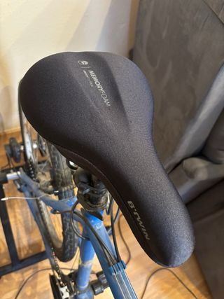 Bicicleta azul reparada y reciclada