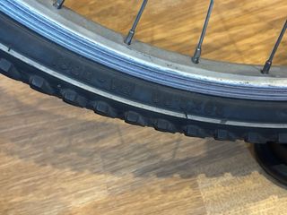 Bicicleta azul reparada y reciclada