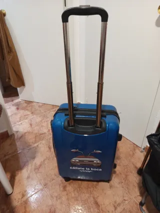 Maleta pequeña azul con diseño de coche