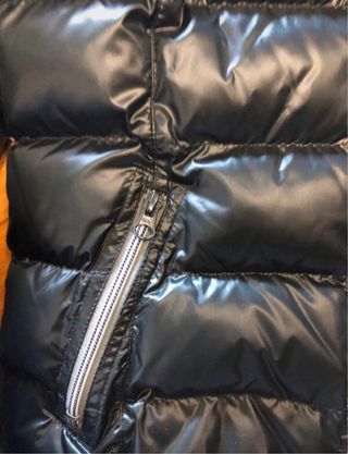Chaqueta acolchada Converse negra y burdeos