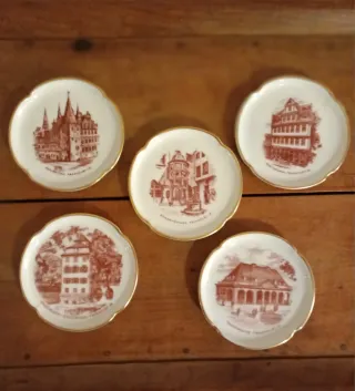 5 platillos de porcelana con borde dorado
