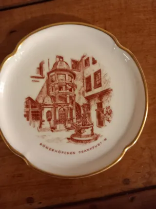 5 platillos de porcelana con borde dorado
