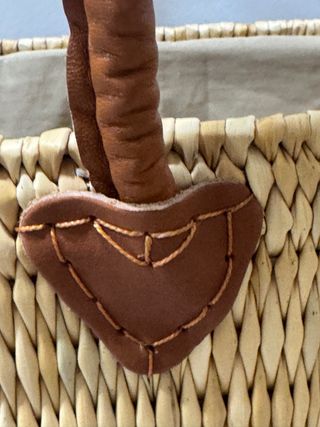 Bolso de mimbre con asas de piel
