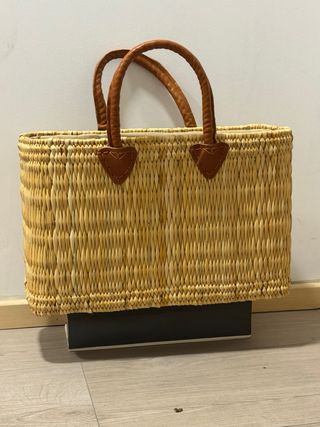Bolso de mimbre con asas de piel