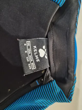 Sudadera técnica Kelme negra y azul talla 8