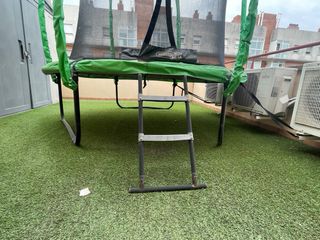 Cama elástica con red de seguridad y escalera