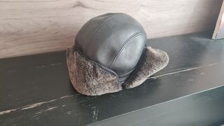 Gorro de piel negro y gris