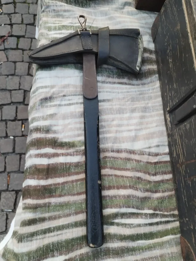 Antica picozza vigili del fuoco con fodero