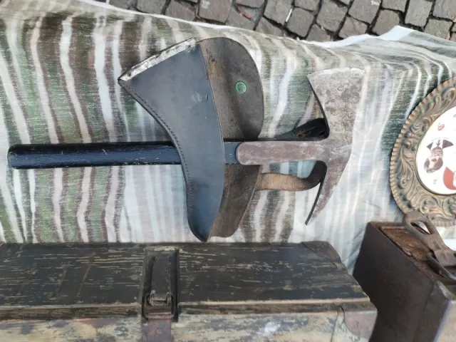 Antica picozza vigili del fuoco con fodero