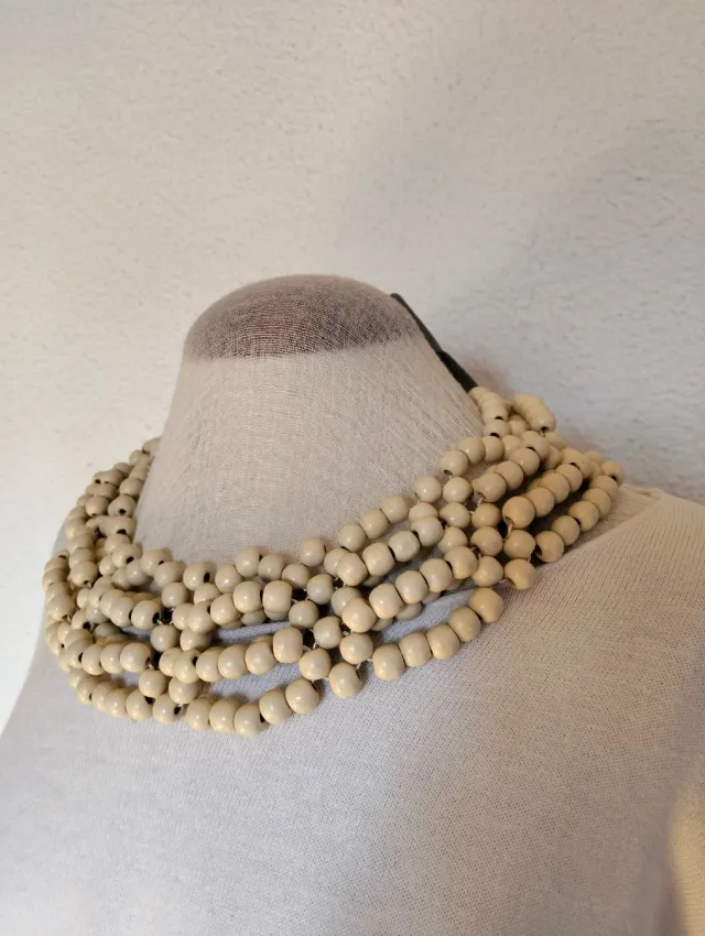 Collar de madera beige ondas